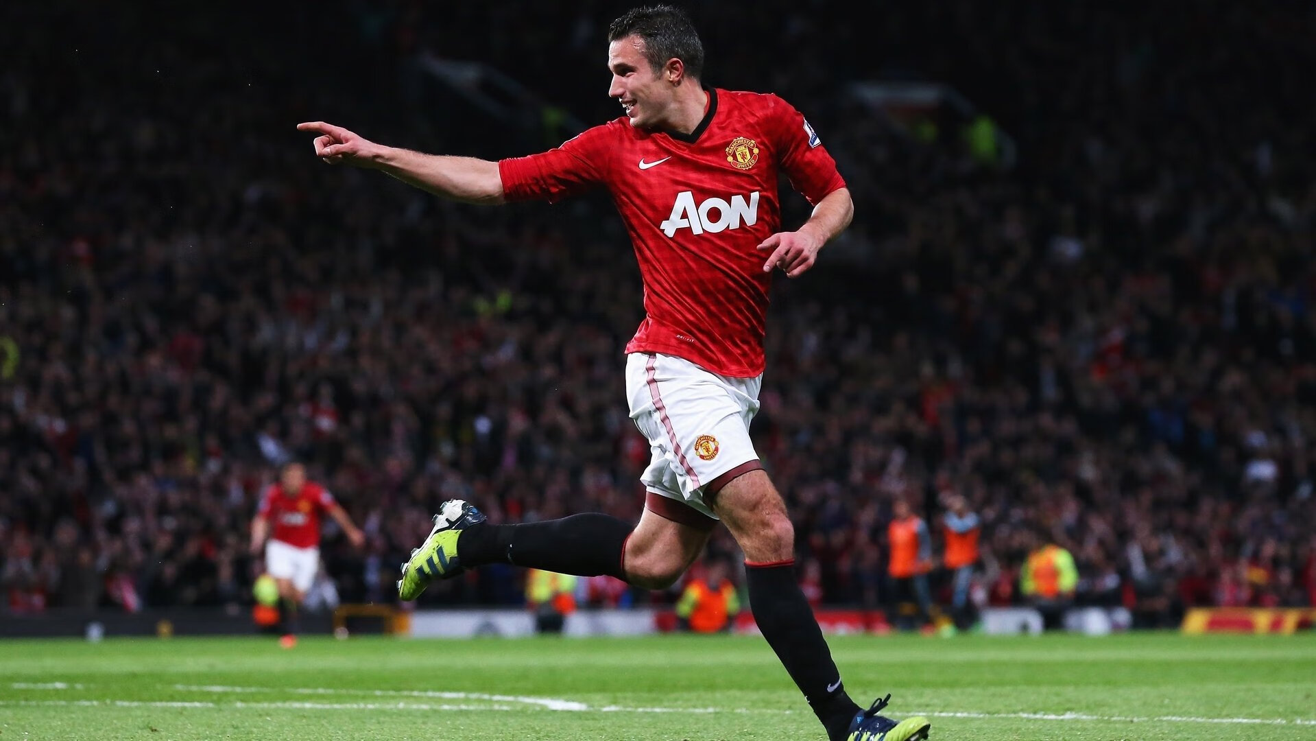 世界无人机竞速锦标赛 选手头戴FPV眼镜高速穿越复杂障碍